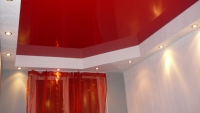 красный глянцевый натяжной потолок